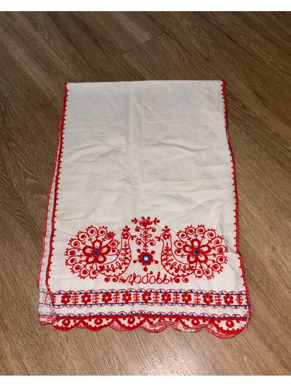 Hand embroidered Vtg Linen Table Runner Chickens d51